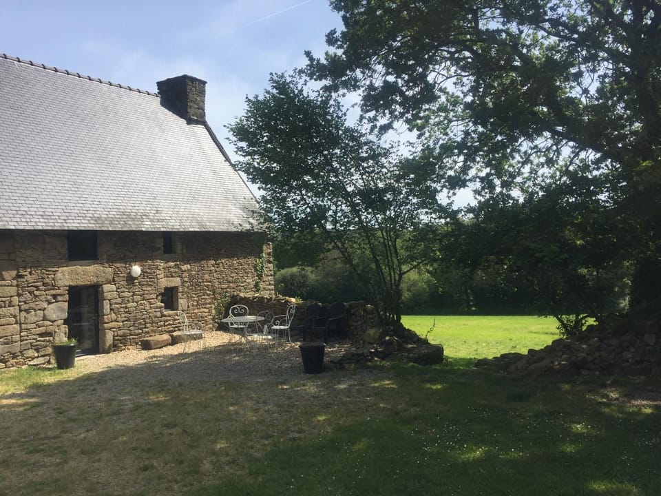 Gîte au Calme 2 à 6 personnes dans un paysage totalement paisible -plages à 22 min- Quite Cottage 2 to 6 persons in total peaceful landscape -beaches at 22 min- House in Brittany