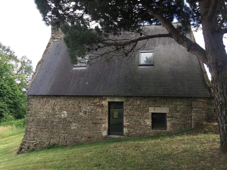 Gîte au Calme 2 à 6 personnes dans un paysage totalement paisible -plages à 22 min- Quite Cottage 2 to 6 persons in total peaceful landscape -beaches at 22 min- House in Brittany