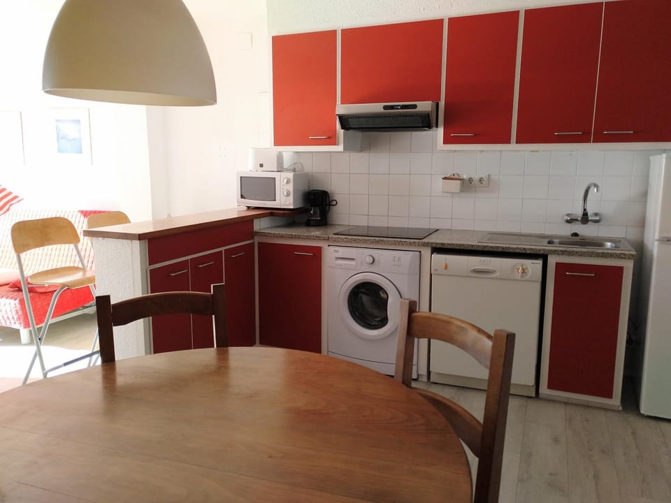 Kitchen or kitchenette, dishwasher, minibar, stove, toaster, washing machine