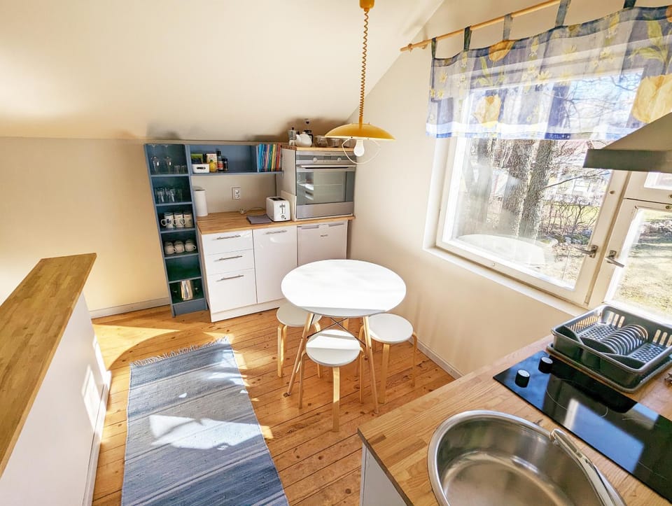 Kitchen or kitchenette, pet friendly, stove, toaster, kitchen