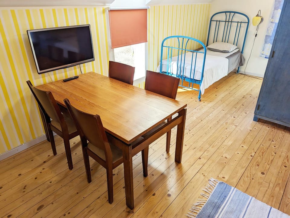 Bed, TV and multimedia, Dining area, Bedroom