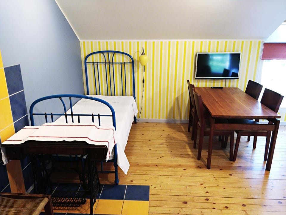 Bed, TV and multimedia, Dining area
