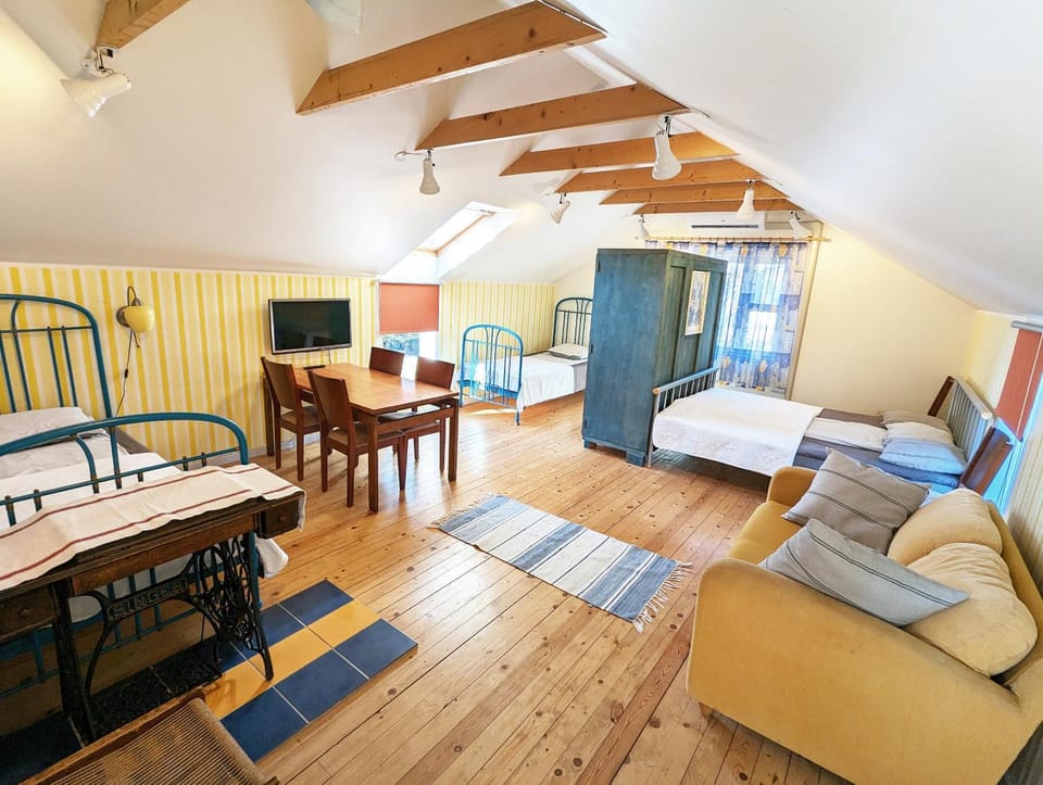 Bed, Living room, Photo of the whole room, Seating area, Dining area, Bedroom