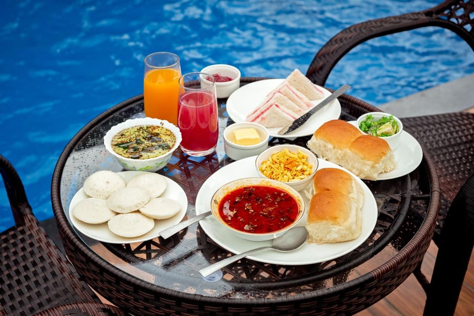 Food and drinks, Seating area, Food, Pool view, Swimming pool, Meals, Breakfast, Drinks