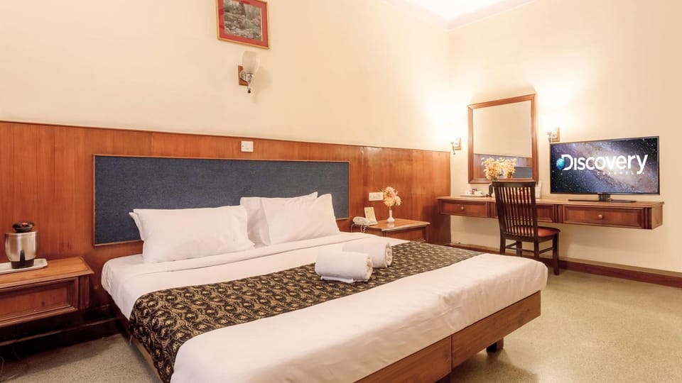 Bed, TV and multimedia, Photo of the whole room, Bedroom