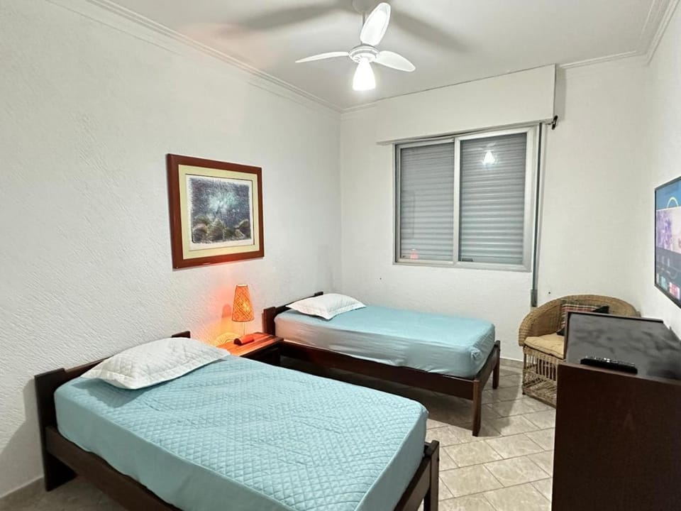 Bed, TV and multimedia, Photo of the whole room, Bedroom, towels