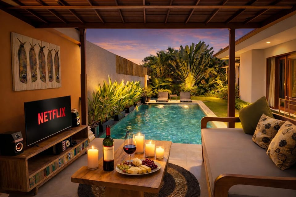 Communal lounge/ TV room, TV and multimedia, Living room, Seating area, Pool view, Swimming pool