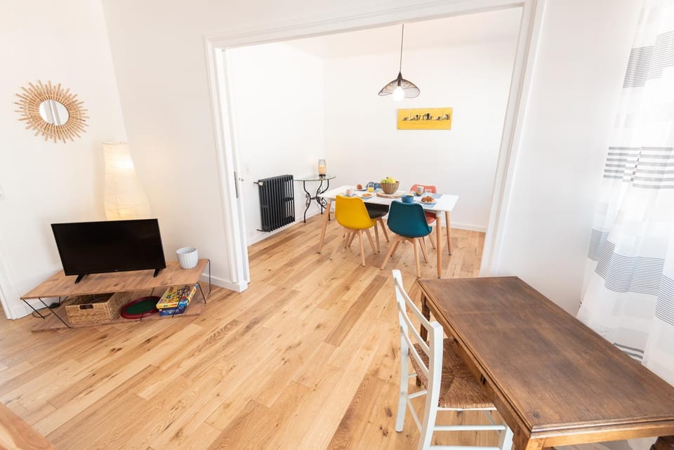TV and multimedia, Seating area, Dining area
