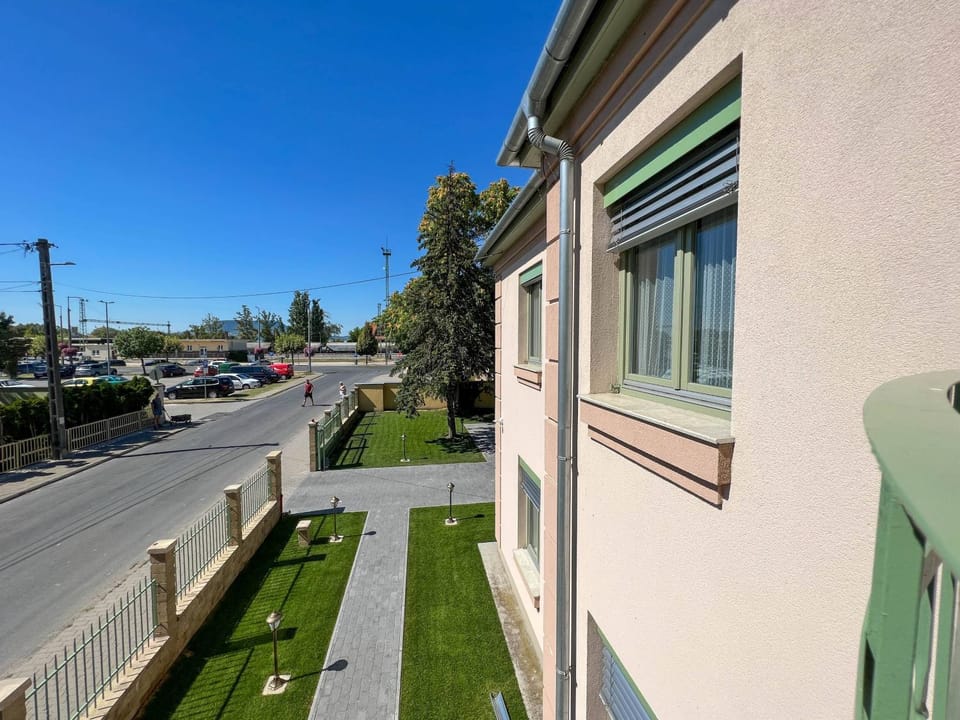 Property building, Balcony/Terrace, City view, Street view