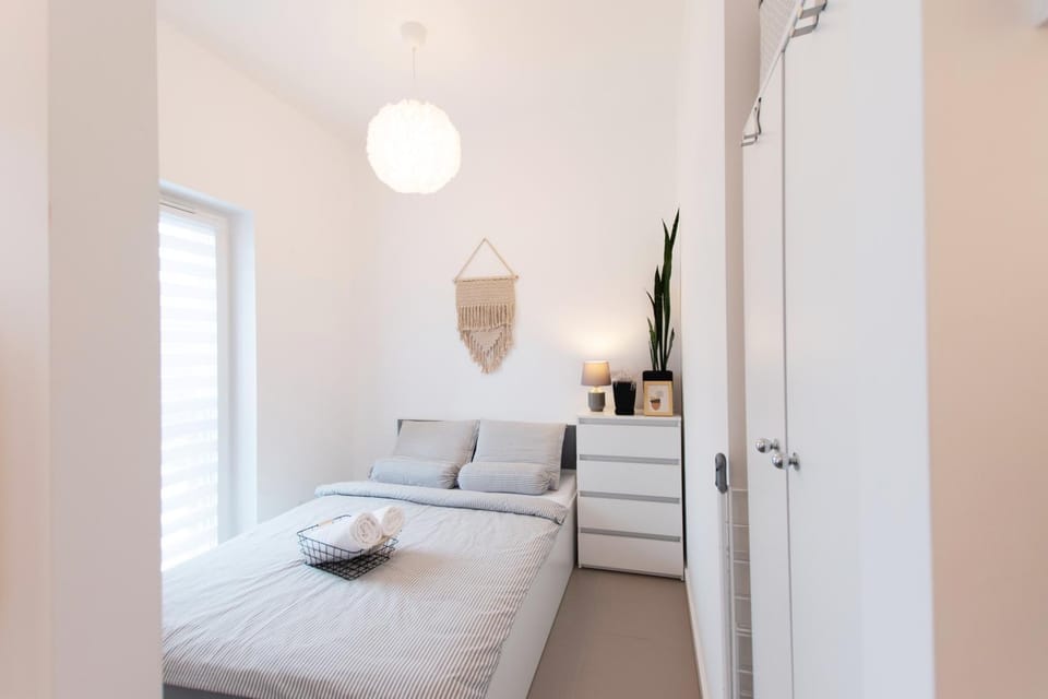Bed, Bedroom, towels