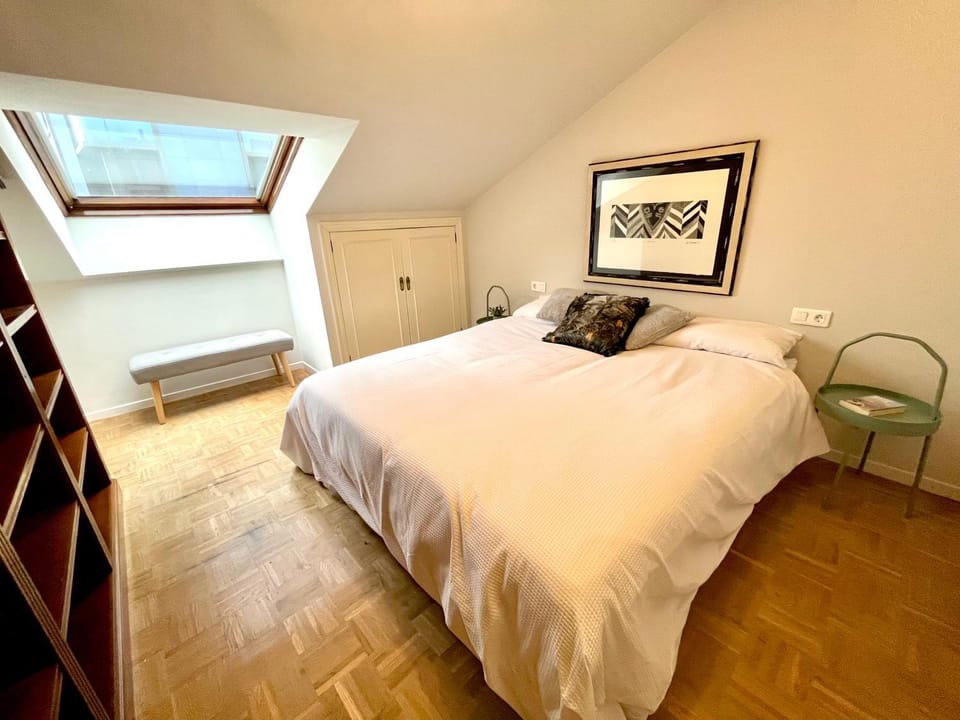 Photo of the whole room, Bedroom