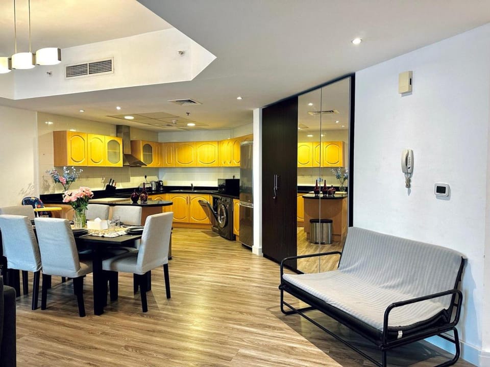 Kitchen or kitchenette, Living room, Seating area, Dining area