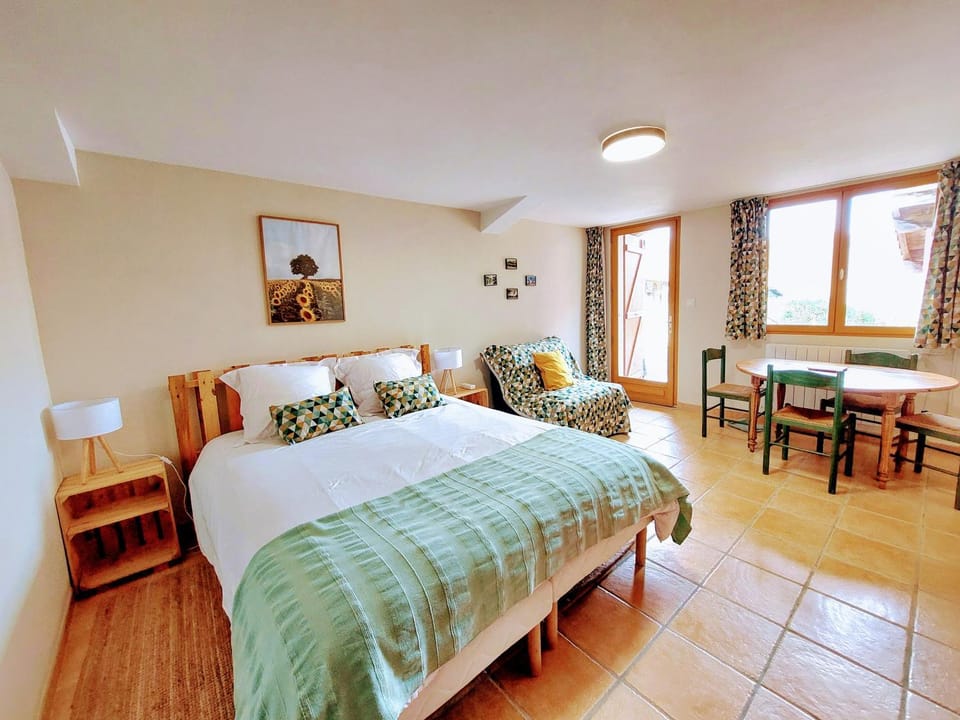 Photo of the whole room, Bedroom