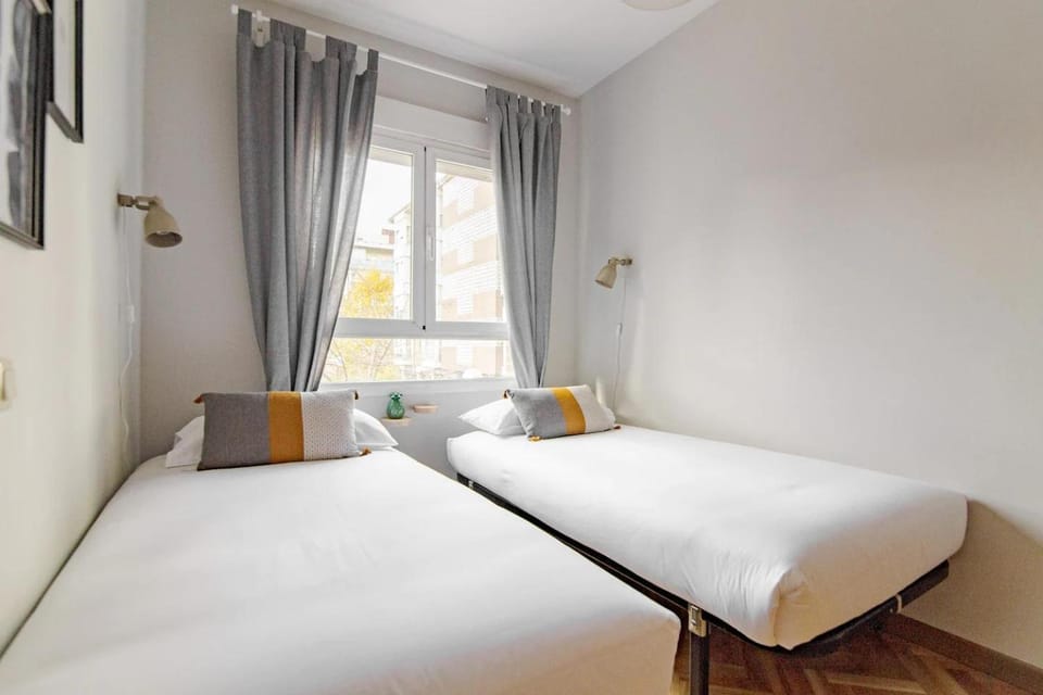 BRIGHT FLAT Parking/Wanda Metropolitano/Airport Apartment in Madrid