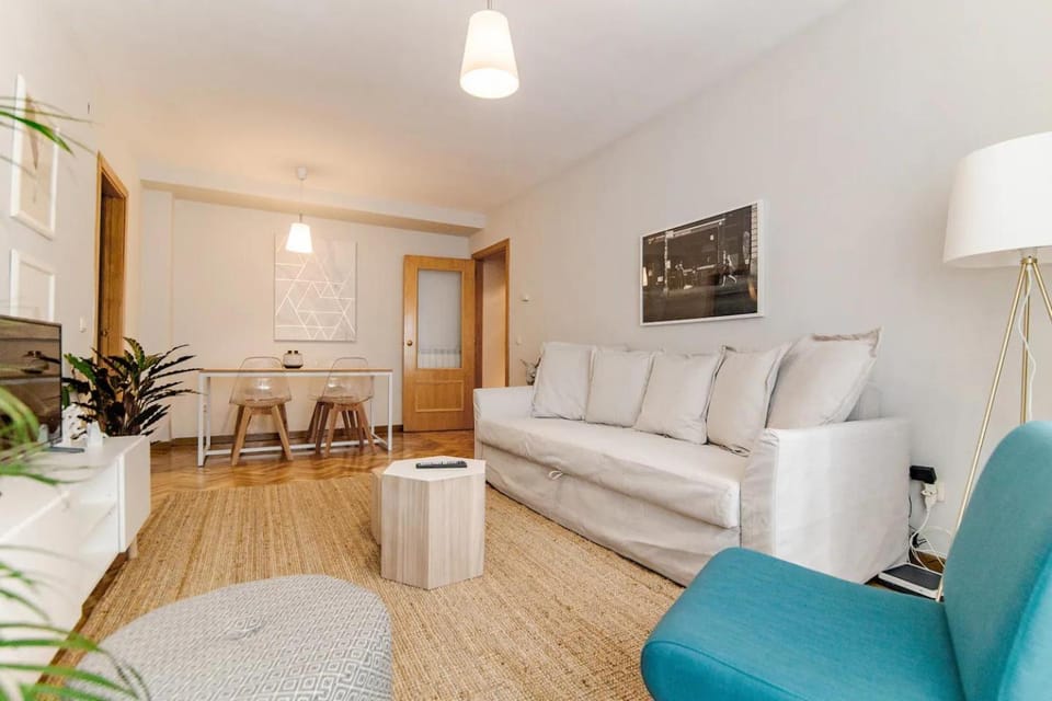 BRIGHT FLAT Parking/Wanda Metropolitano/Airport Apartment in Madrid