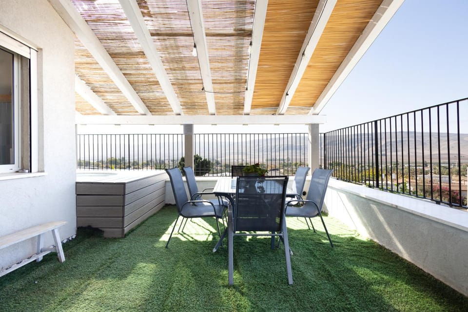 View (from property/room), Balcony/Terrace, Mountain view