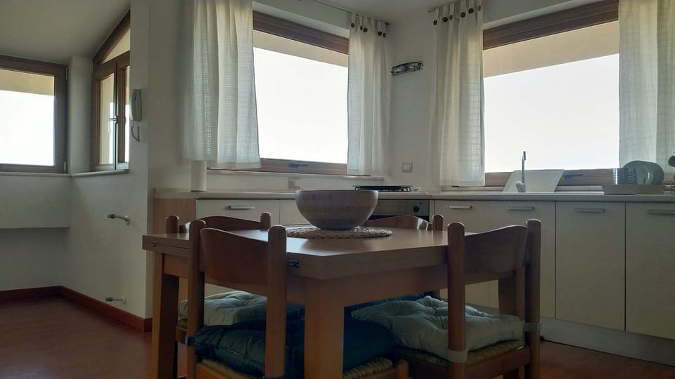 Kitchen or kitchenette, Dining area
