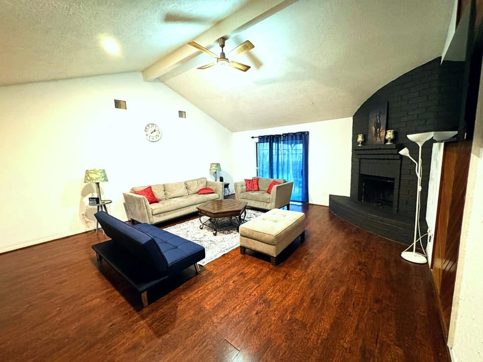 Communal lounge/ TV room, TV and multimedia, Living room, Seating area, Evening entertainment, fireplace