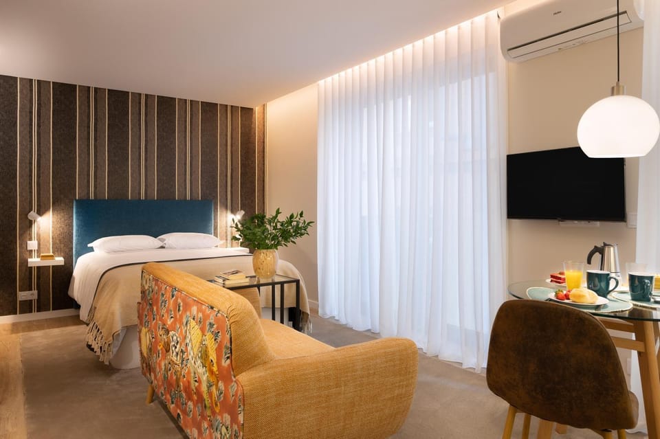 TV and multimedia, Living room, Decorative detail, Seating area, air conditioner