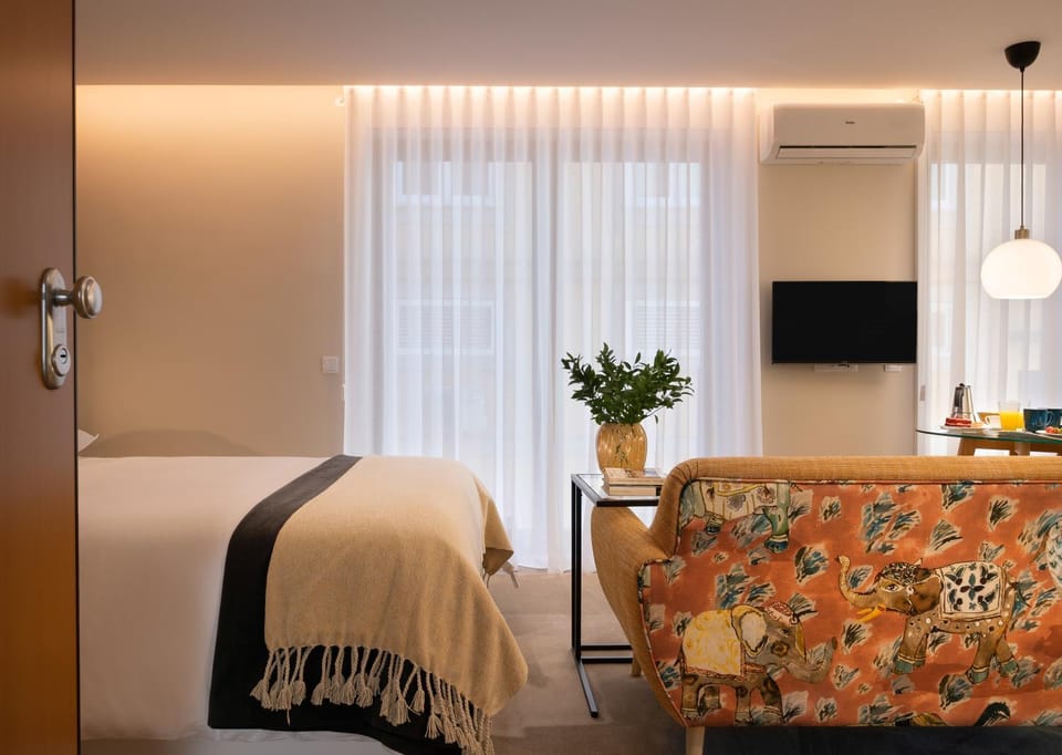 Bed, TV and multimedia, Living room, Decorative detail, Seating area, Dining area, air conditioner