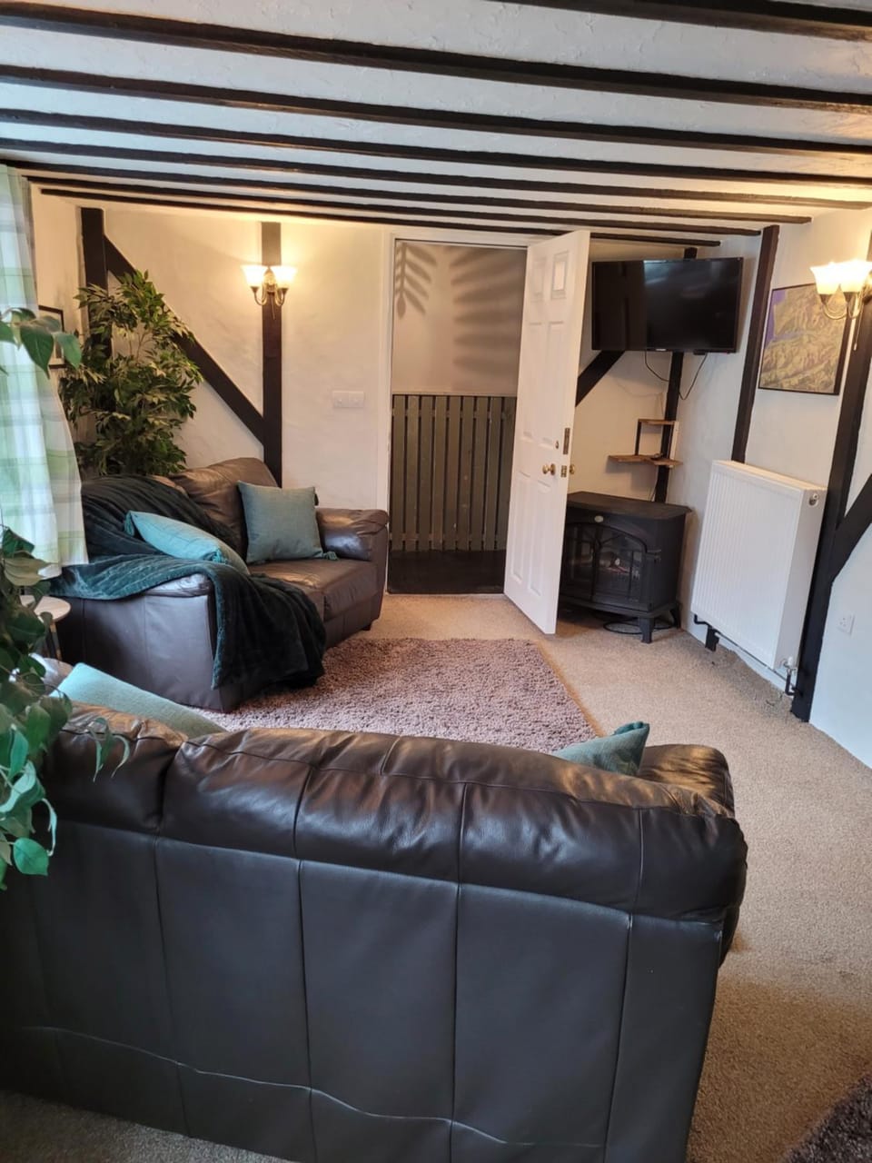 TV and multimedia, Living room, Seating area, Evening entertainment