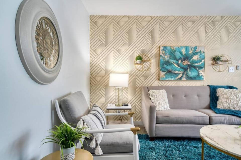 2BR 1BA Duplex House King Beds Great for Small Groups Close to All Uptown Charlotte attractions Apartment in Charlotte