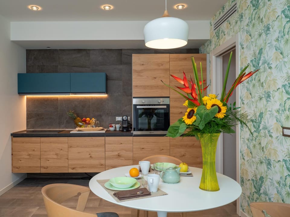 Kitchen or kitchenette, Dining area
