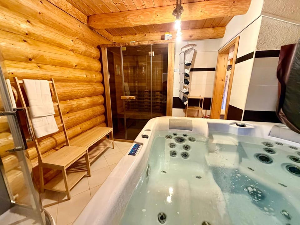Hot Tub, Sauna, Spa and wellness centre/facilities
