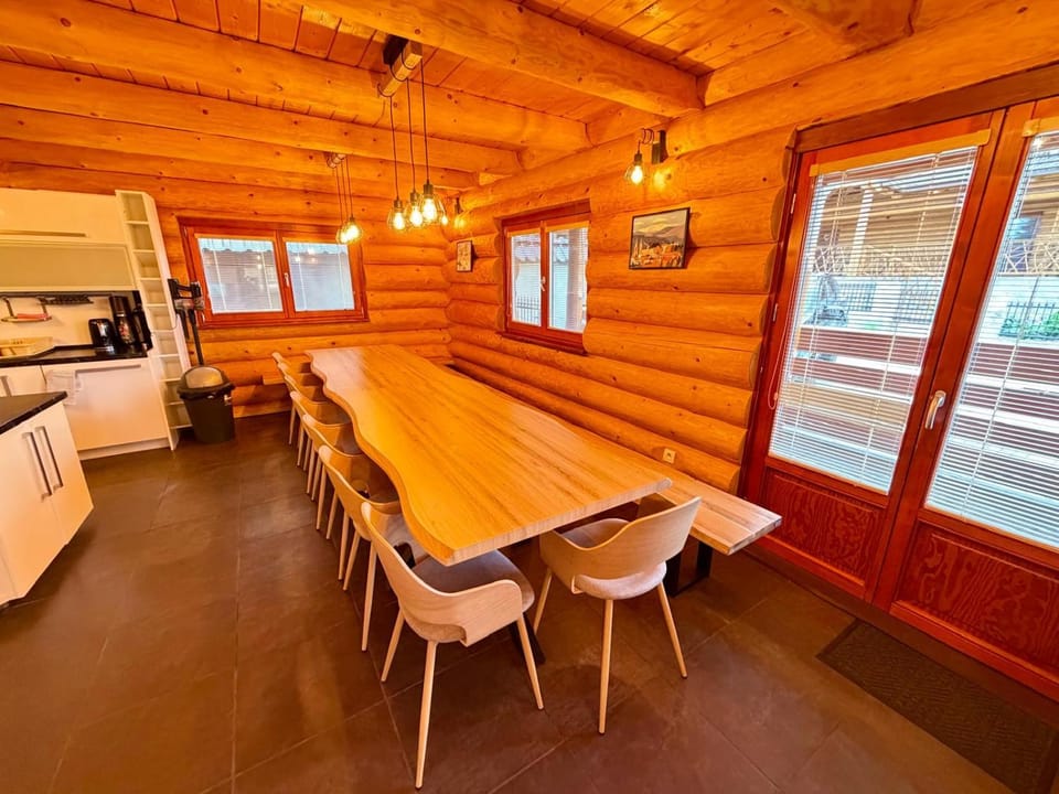 Kitchen or kitchenette, Seating area, Dining area