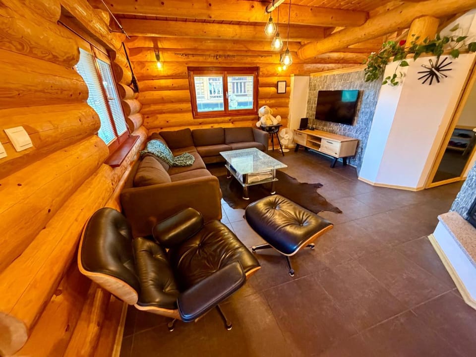 Communal lounge/ TV room, Living room, Seating area