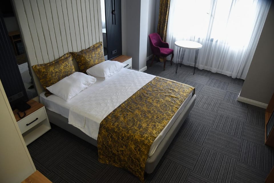 Bed, Photo of the whole room, Bedroom, towels