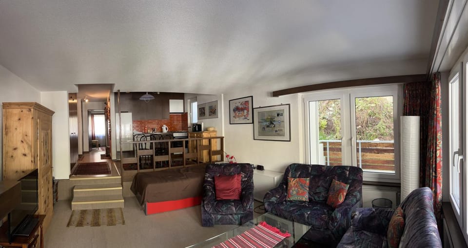 Living room, Text overlay