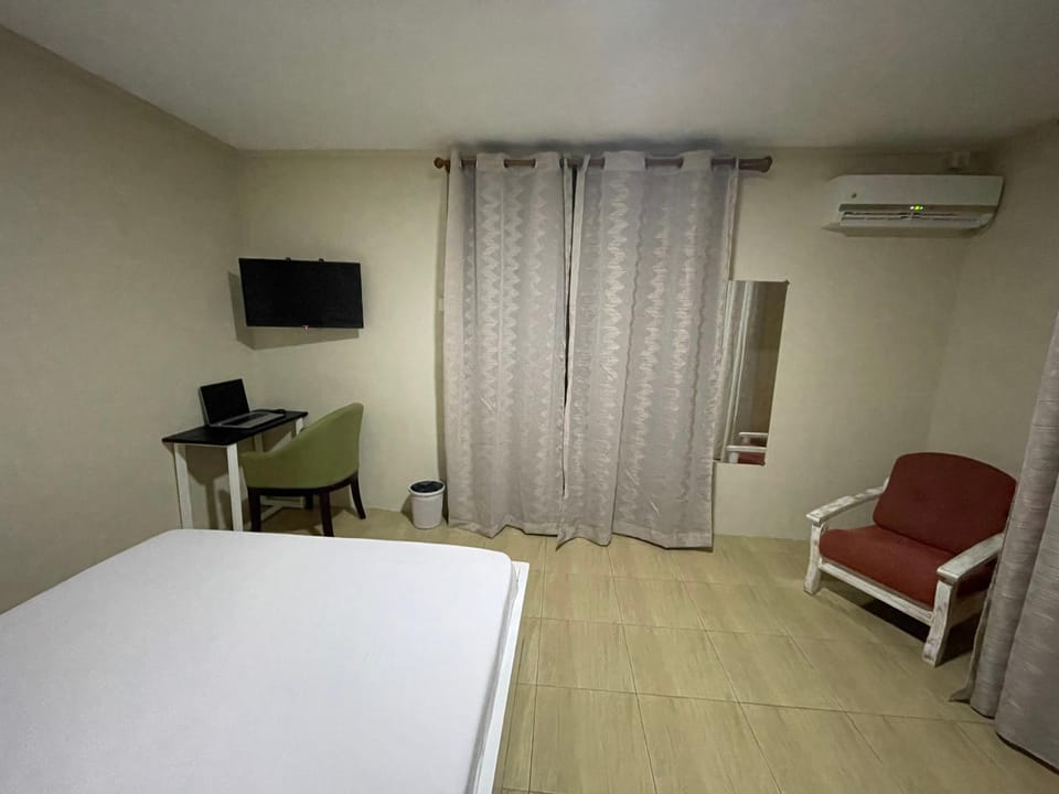 Bed, TV and multimedia, Photo of the whole room, Bedroom