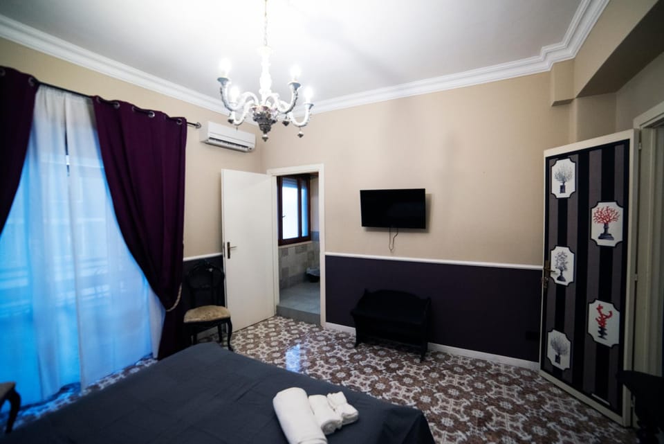 Bed, TV and multimedia, air conditioner