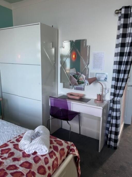 Bedroom, towels