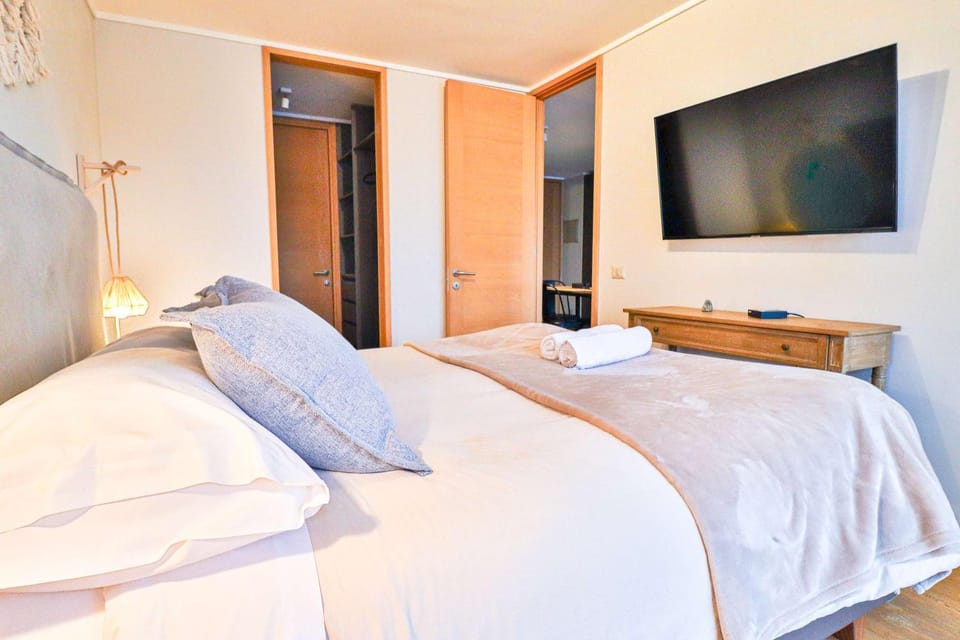 Bed, TV and multimedia, Photo of the whole room, Bedroom