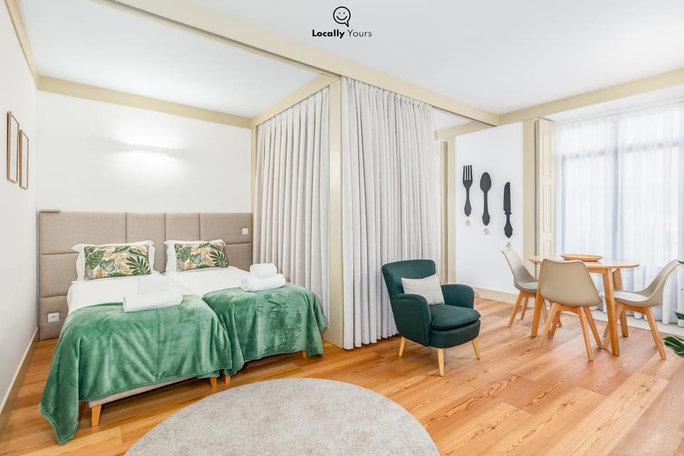 Bed, Living room, Photo of the whole room, Decorative detail, Decorative detail, Seating area, Dining area, Bedroom, towels