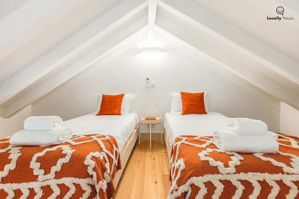 Bed, Photo of the whole room, Decorative detail, Bedroom, towels