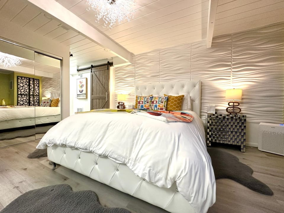 Bed, Photo of the whole room, Decorative detail, Bedroom, internet, soundproof, wardrobe