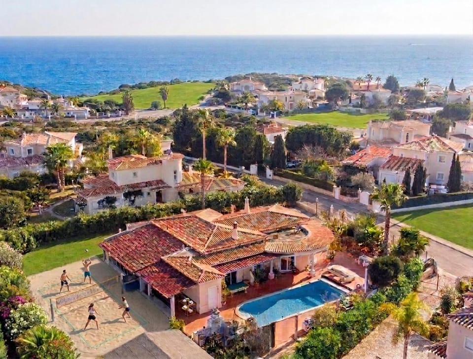 ALGARVE ONE - 8 rooms, 2 kitchens, private pool, billiard table and Beach-Volleyball Court Villa in Carvoeiro