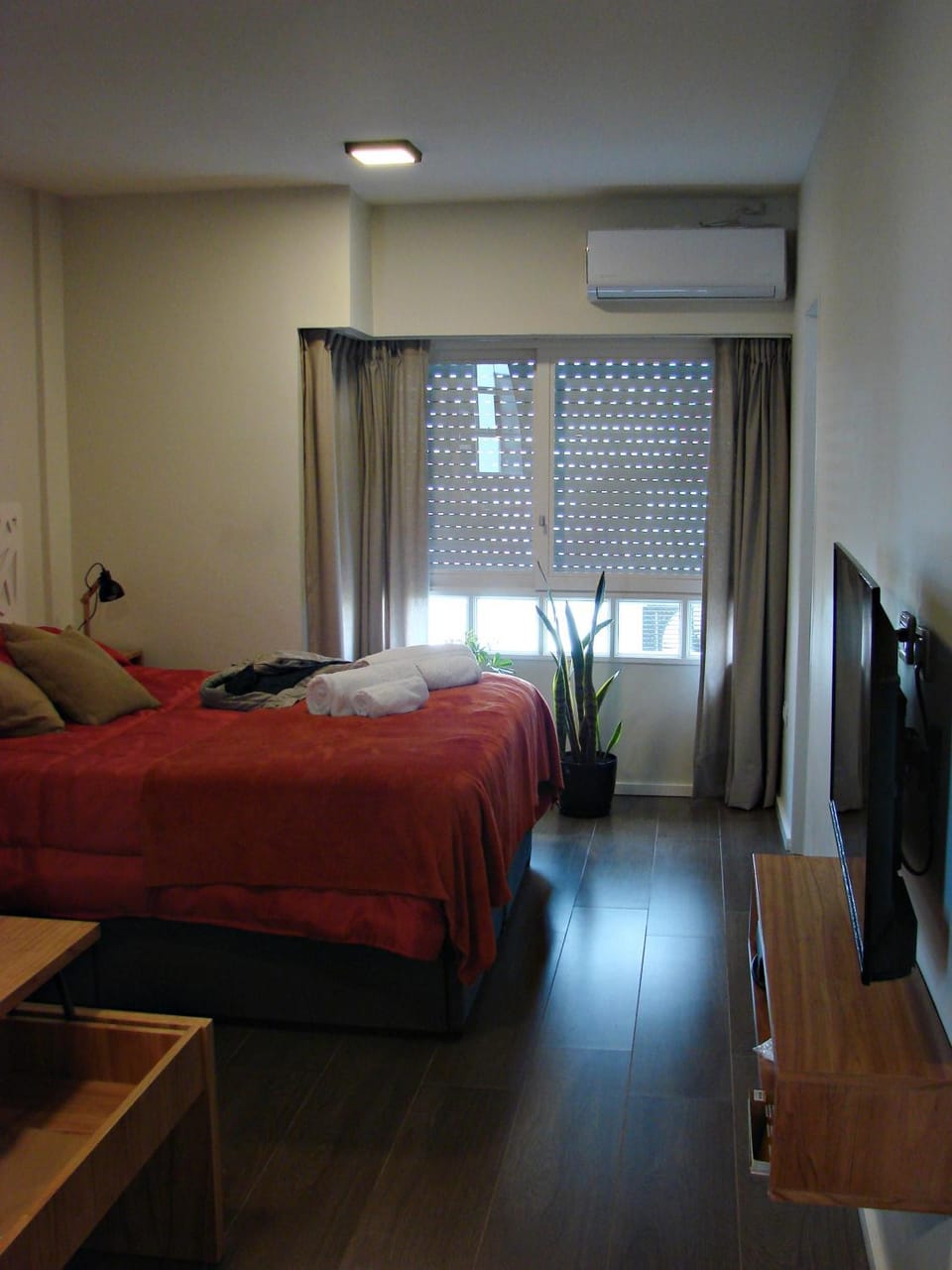 Bed, TV and multimedia, Seating area, air conditioner