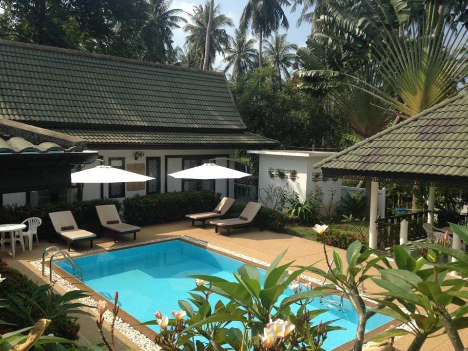 Property building, Day, Garden, Garden view, Pool view, Swimming pool, sunbed