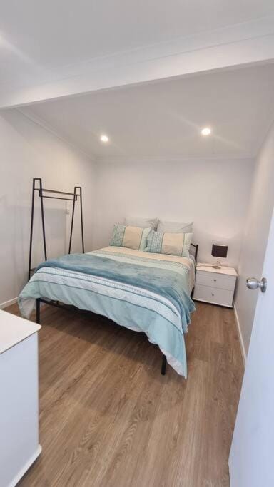 Modern 1 bedroom studio free parking close to CBD Apartment in Tasmania