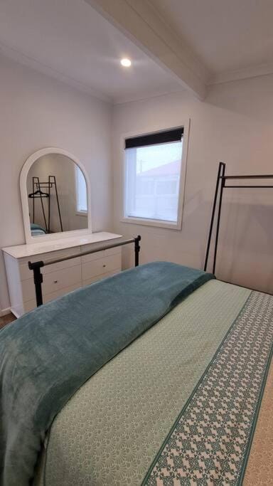 Modern 1 bedroom studio free parking close to CBD Apartment in Tasmania