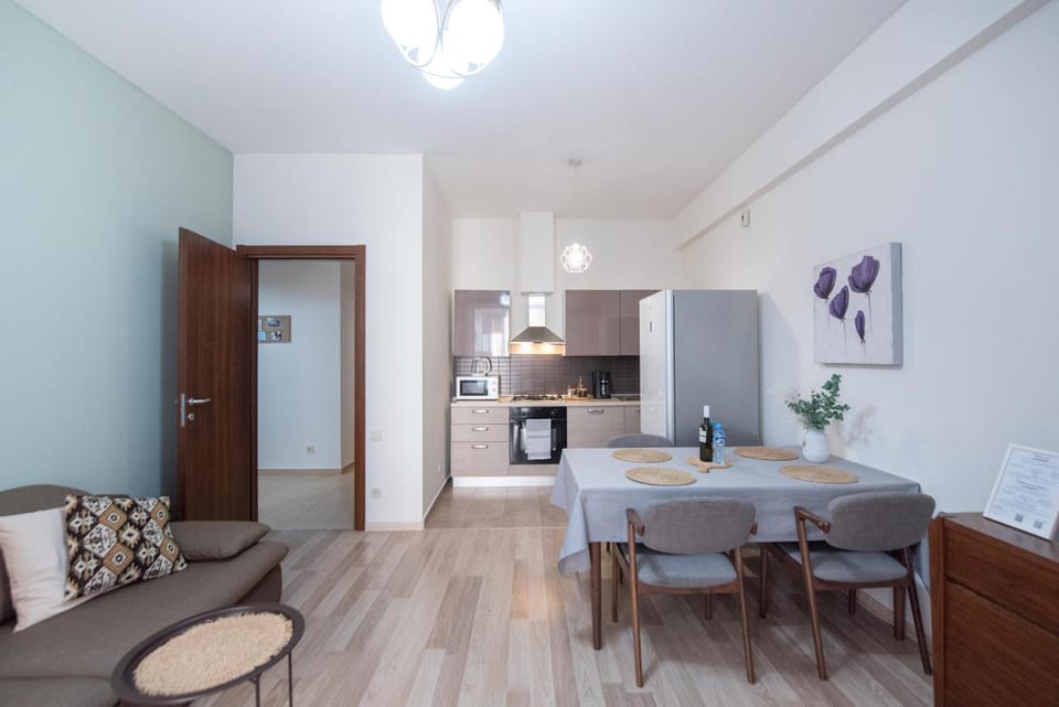 Kitchen or kitchenette, Living room, Seating area, Dining area