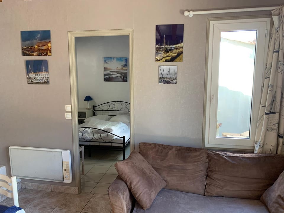 Bed, Living room, Photo of the whole room, Seating area, Bedroom