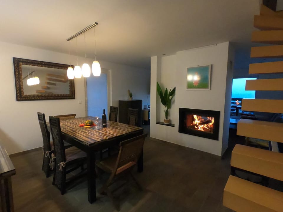 Communal lounge/ TV room, TV and multimedia, Living room, Seating area, Dining area, Evening entertainment, flat iron