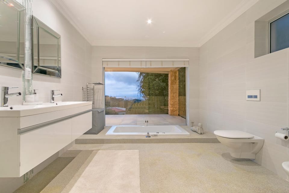 Luxury Serviced Mountain Villa in Constantia Villa in Cape Town
