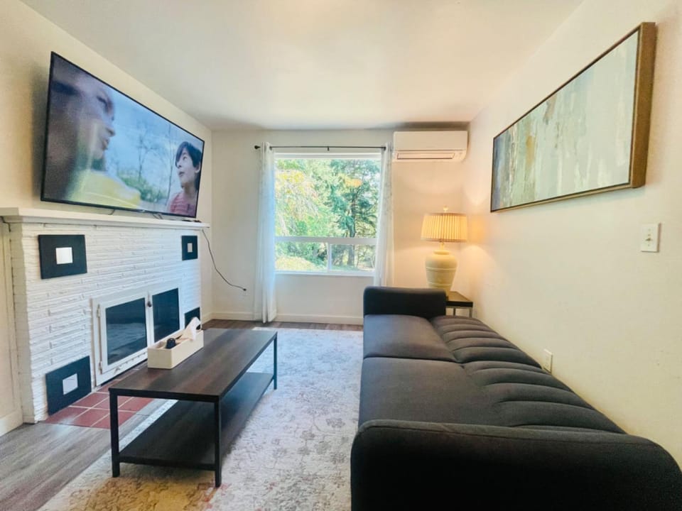 Communal lounge/ TV room, TV and multimedia, Living room, Seating area, Evening entertainment, air conditioner