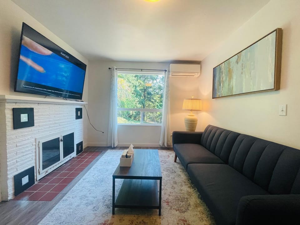 Communal lounge/ TV room, TV and multimedia, Living room, Seating area, Evening entertainment